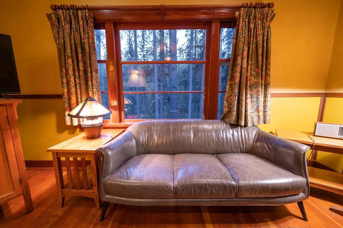 Chalet Johnston Canyon Lodge & Bungalows Castle Junction