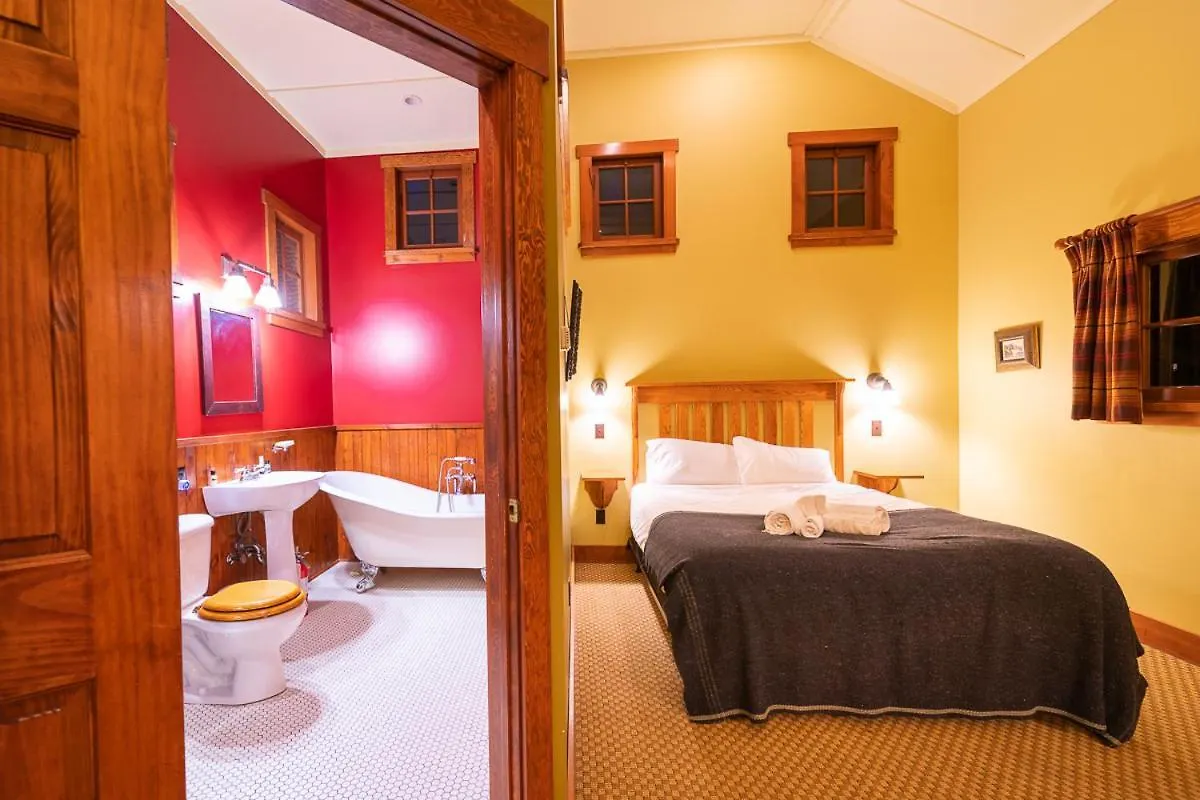 Chalet Johnston Canyon Lodge & Bungalows Castle Junction
